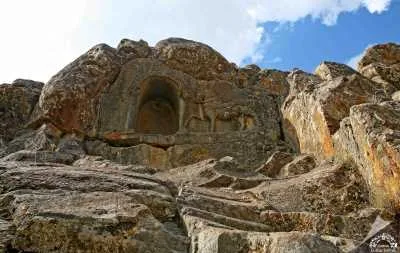 LUKYANUS KİTÂBESİ VE ATLI KAYA KABARTMASI